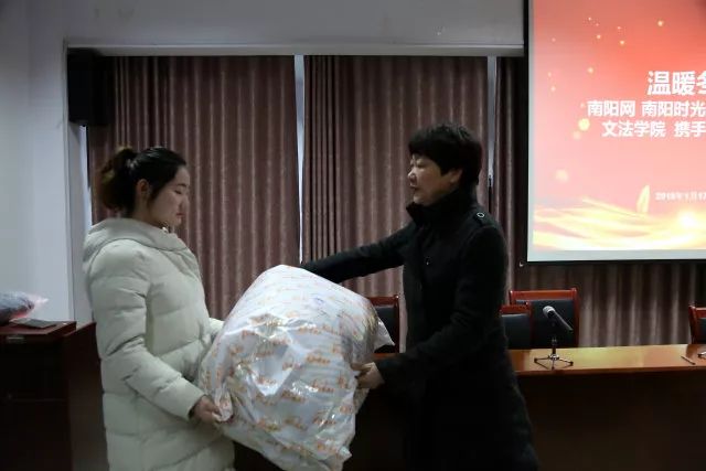 爱心助学捐赠仪式布置,寒冬送温暖爱心捐赠仪式