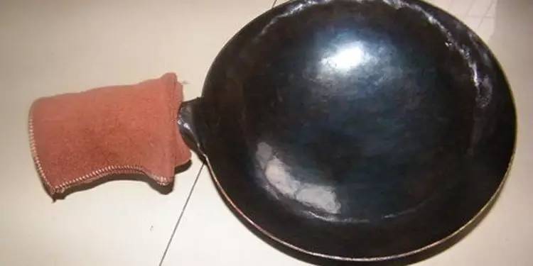 新铁锅生锈怎么开锅不生锈不粘锅,铁锅生锈处理方法让铁锅永不生锈