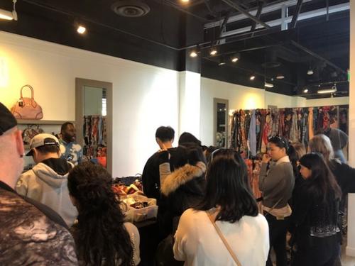 顶风冒雪抢热销产品美国华人代购自嘲“拿命搏”