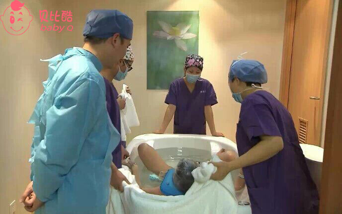 水中分娩会呛到宝宝吗,水中分娩会把宝宝淹死吗