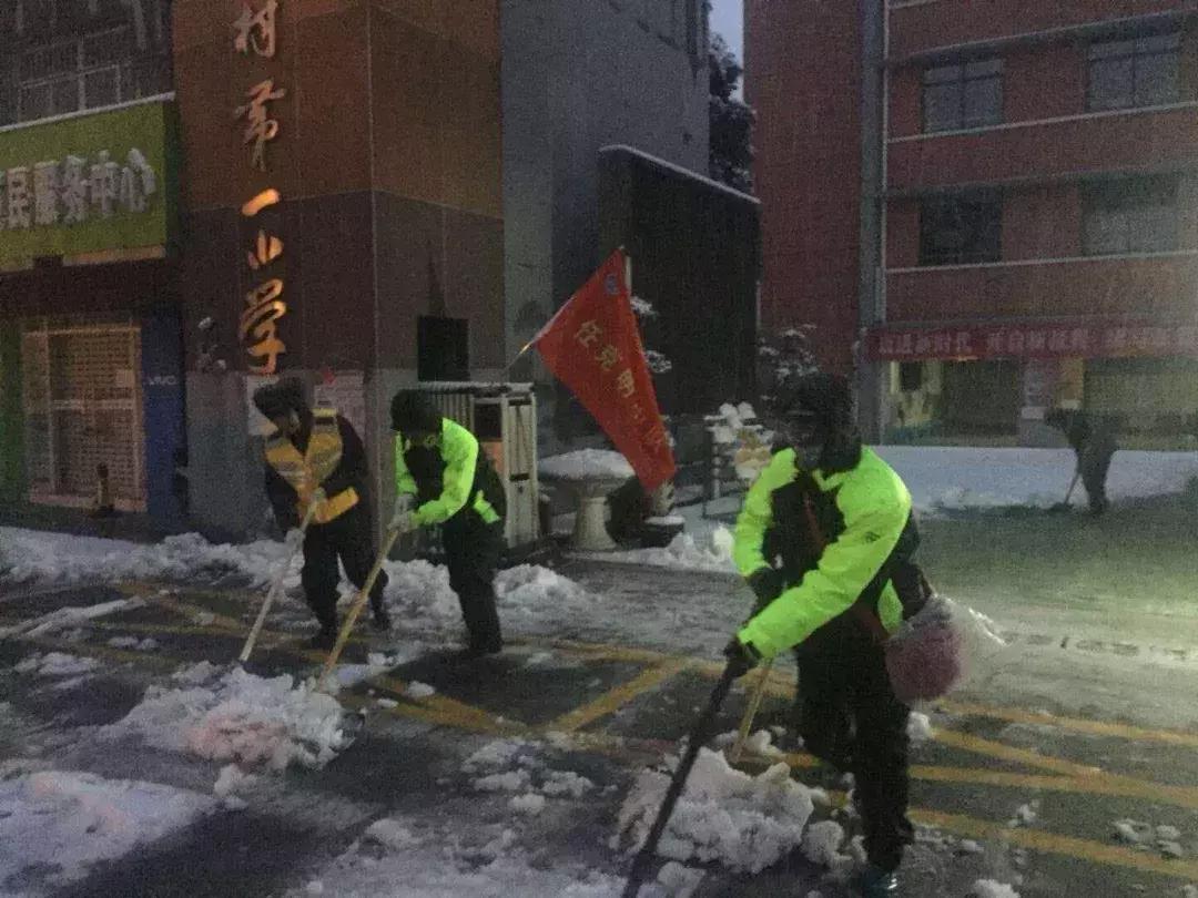 大雪袭城，却畅通无阻！只因为有可敬的他们