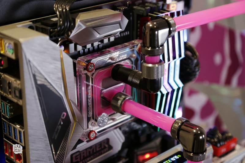 跨界新时尚—MOD玩家重金打造潮牌Aape客制化水冷主机