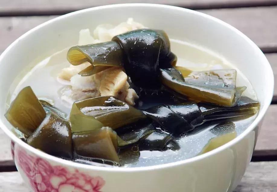 大骨熬好汤骨头捞出来要盖盖子吗,大骨头炖好啦泡在汤里还是捞出来