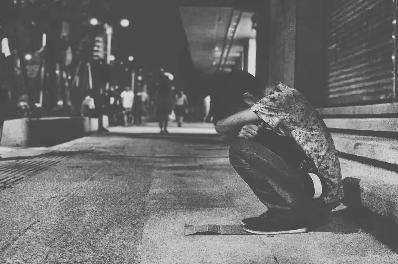 原来一个东街口的距离，不过寥寥几座报刊亭