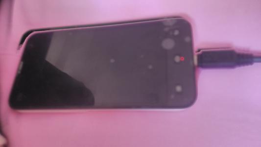 手机进水黑屏了但是有声音怎么办,手机进水了一直是耳机模式怎么办