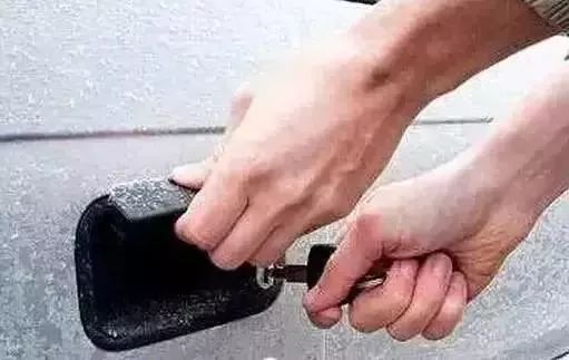 下雪车玻璃被冻住怎么办,雪后车玻璃结冰怎么处理