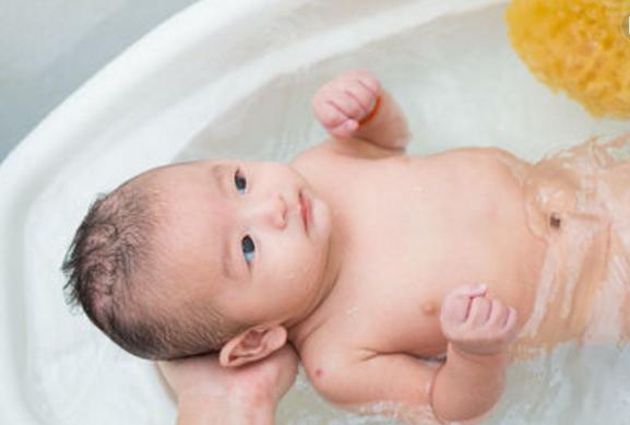 宝宝反复湿疹对付湿疹有妙招,婴儿干性湿疹妈妈注意什么