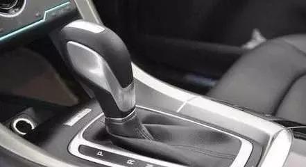 自动挡车怎么开最安全,自动挡冰雪下坡路怎么开