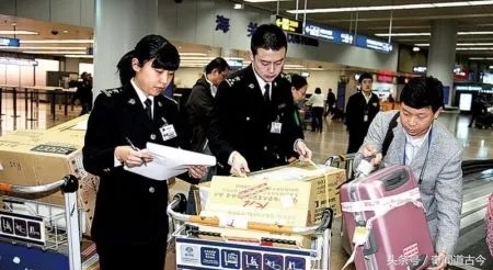 男子给朋友带东西回国,入关时竟要给海关交十几万!当场吓昏!