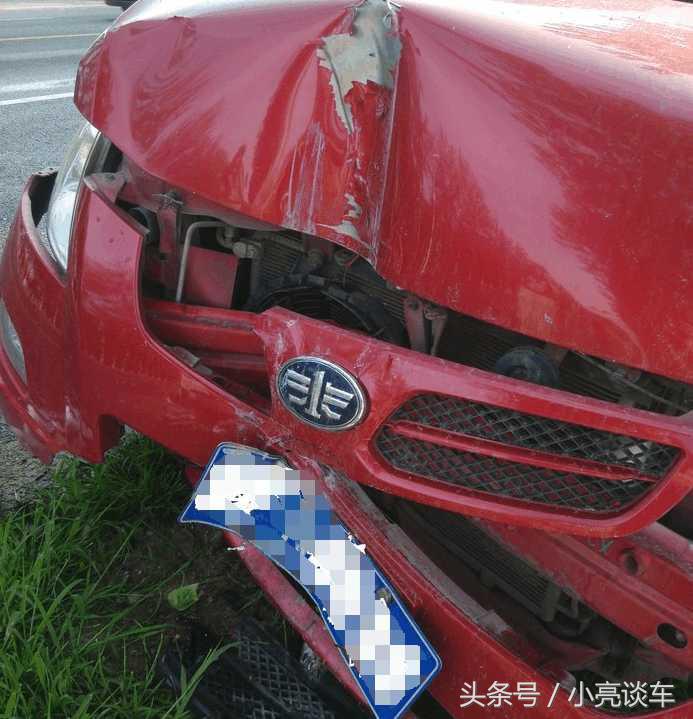 女司机开车撞路灯杆上,女司机开车撞路灯杆