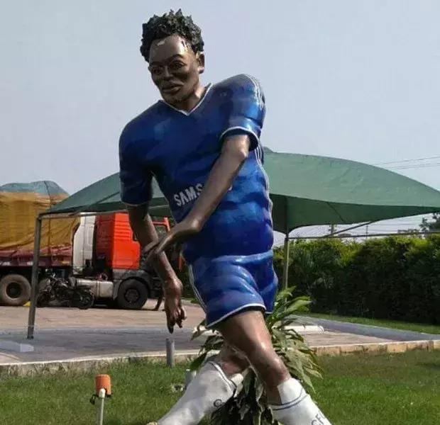 雕塑界的非洲“容祖儿”最近很火