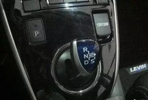 自动挡车怎么开最安全,自动挡冰雪下坡路怎么开