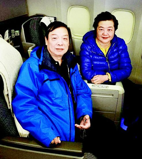 武汉一对老夫妇国际航班上救人,帮助别人就是帮助自己