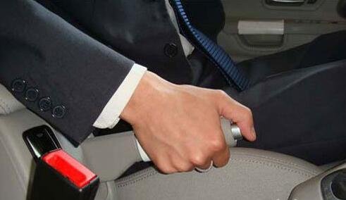 驾驶车辆遇到刹车失灵正确的做法,驾车刹车失灵怎么办自动挡