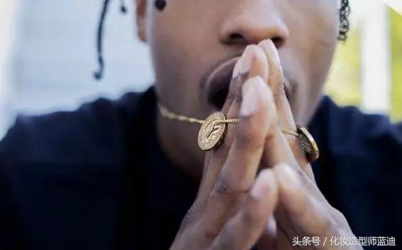 皮肤偏黑的男生怎么穿搭才好看,180皮肤黑的男生怎么搭配