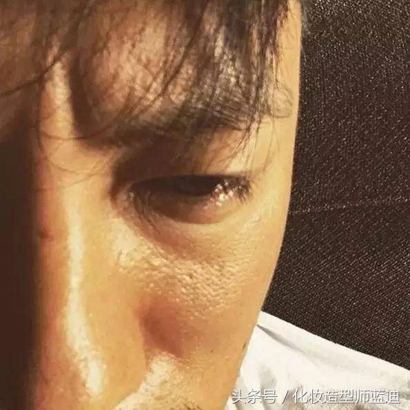 皮肤偏黑的男生怎么穿搭才好看,180皮肤黑的男生怎么搭配