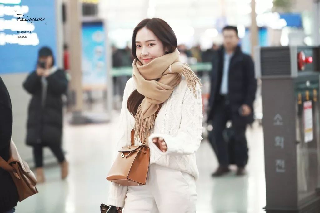 本周TA最潮：西卡全白美翻机场SUZY星空裙养眼素颜也完美