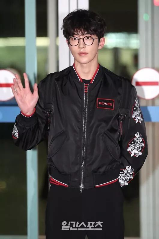 本周TA最潮：西卡全白美翻机场SUZY星空裙养眼素颜也完美