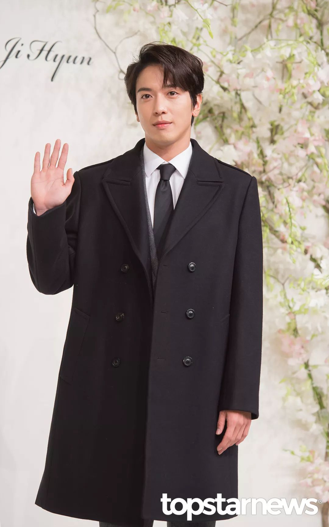 本周TA最潮：西卡全白美翻机场SUZY星空裙养眼素颜也完美