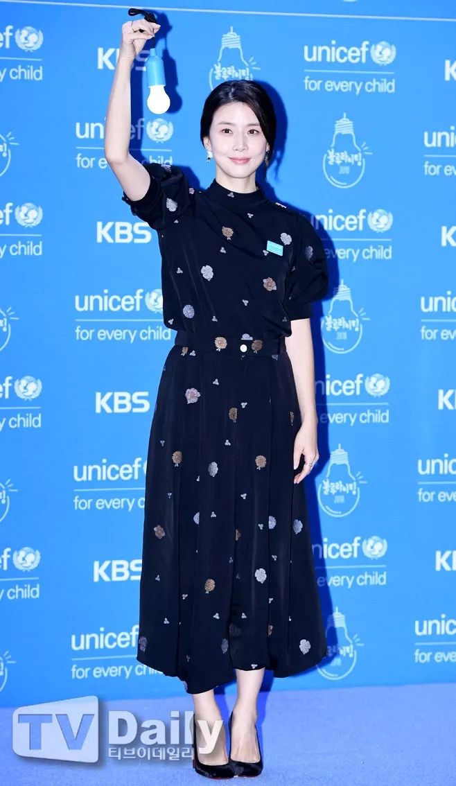 本周TA最潮：西卡全白美翻机场SUZY星空裙养眼素颜也完美