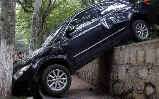 驾驶车辆遇到刹车失灵正确的做法,驾车刹车失灵怎么办自动挡