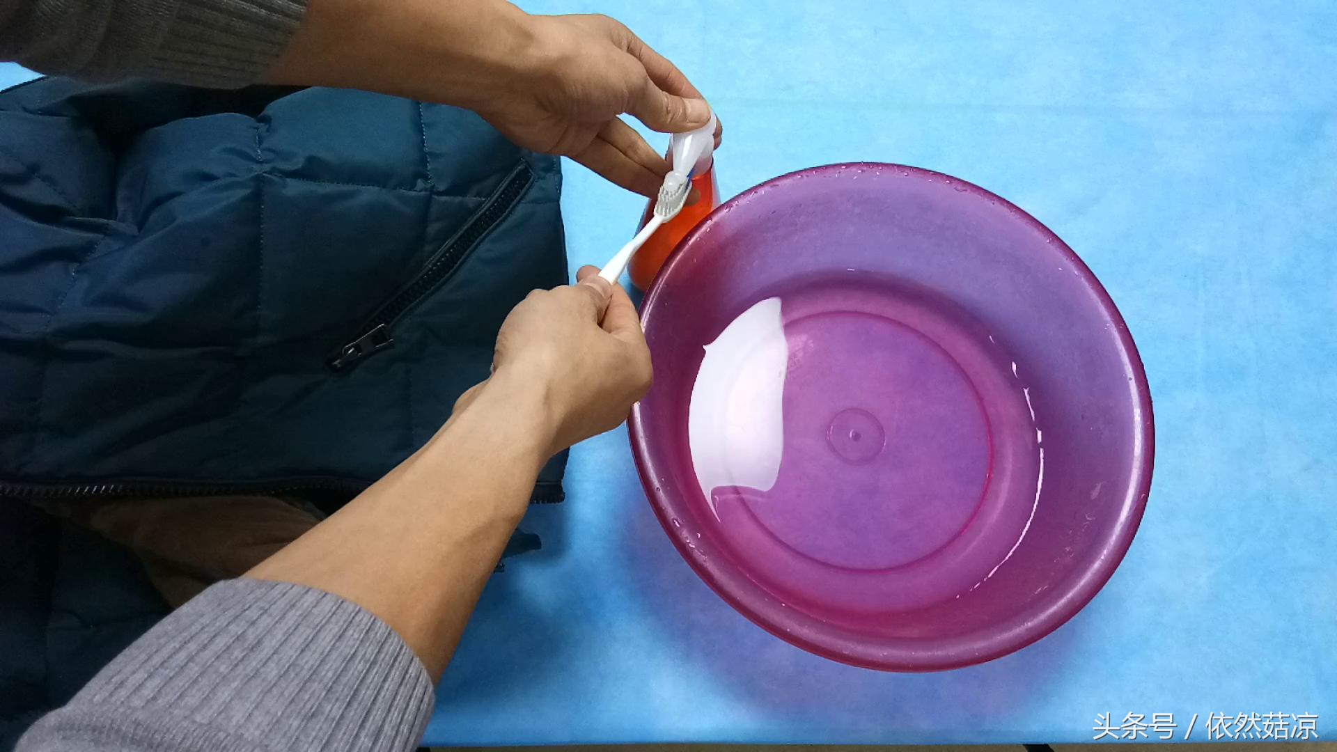 羽绒服沾上火锅油渍干了怎么洗掉,羽绒服顽固油渍如何处理