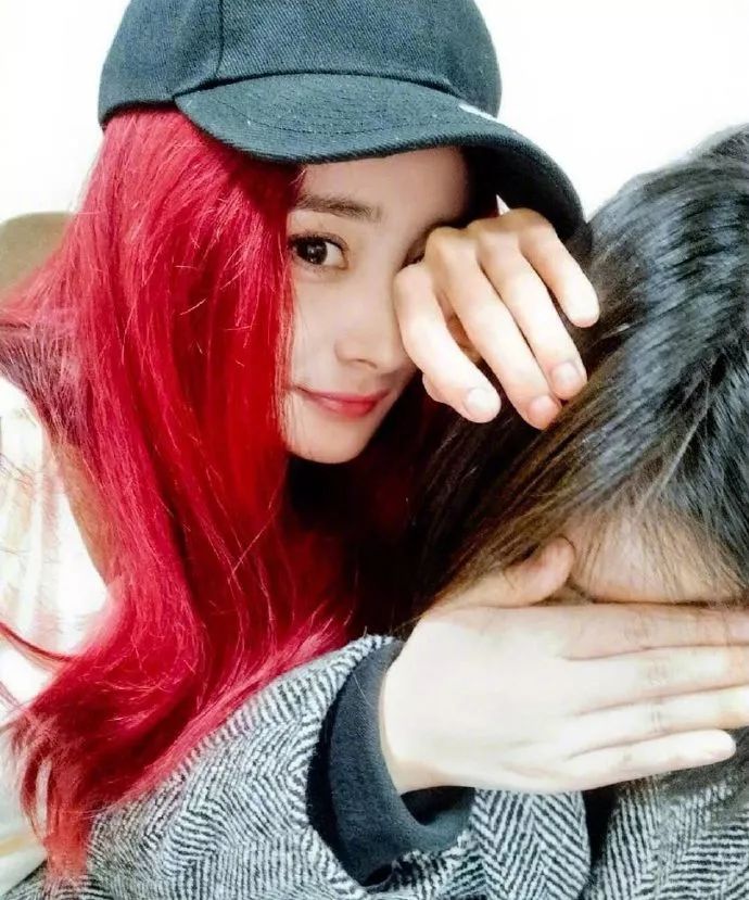 杨幂戴假发和张大大滑冰,杨幂发量少戴假发