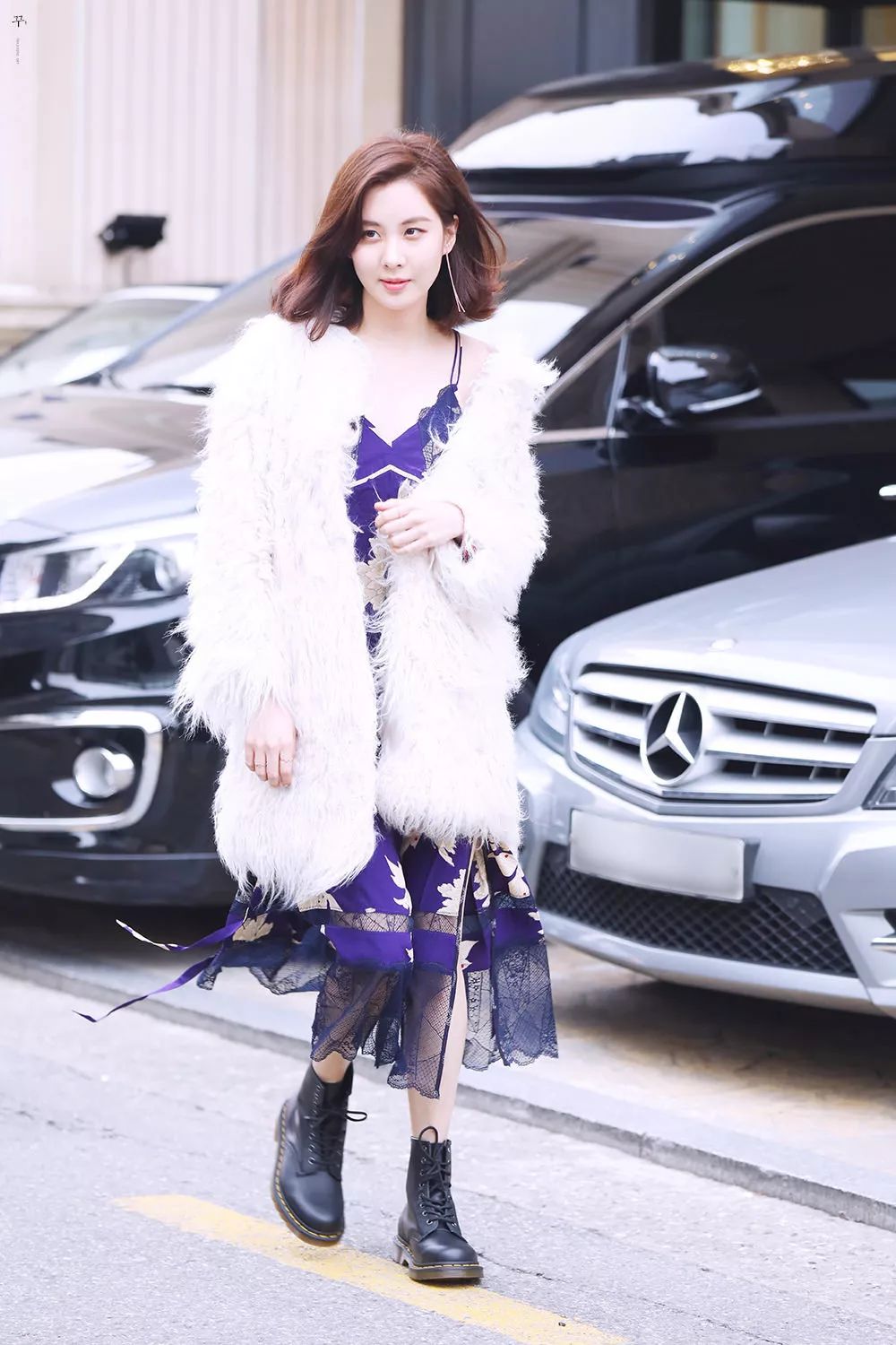 本周TA最潮：西卡全白美翻机场SUZY星空裙养眼素颜也完美