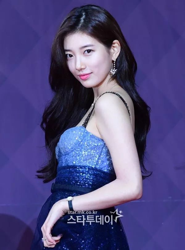 本周TA最潮：西卡全白美翻机场SUZY星空裙养眼素颜也完美