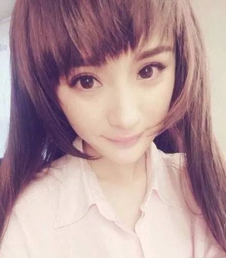 杨幂戴假发和张大大滑冰,杨幂发量少戴假发