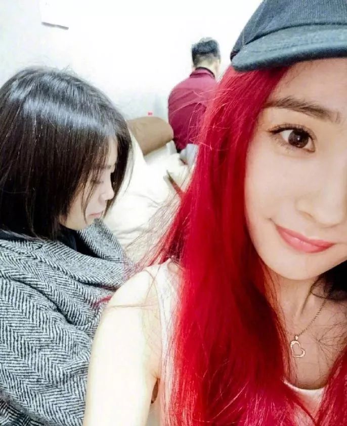 杨幂戴假发和张大大滑冰,杨幂发量少戴假发