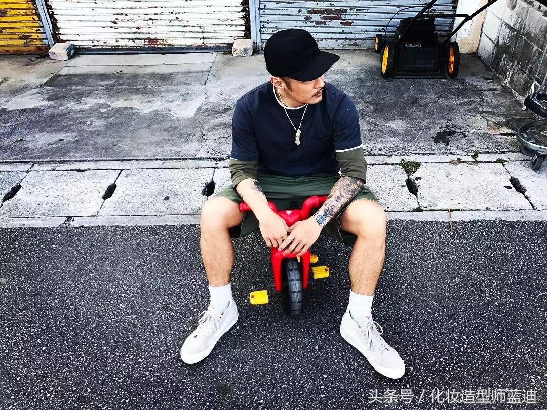 皮肤偏黑的男生怎么穿搭才好看,180皮肤黑的男生怎么搭配