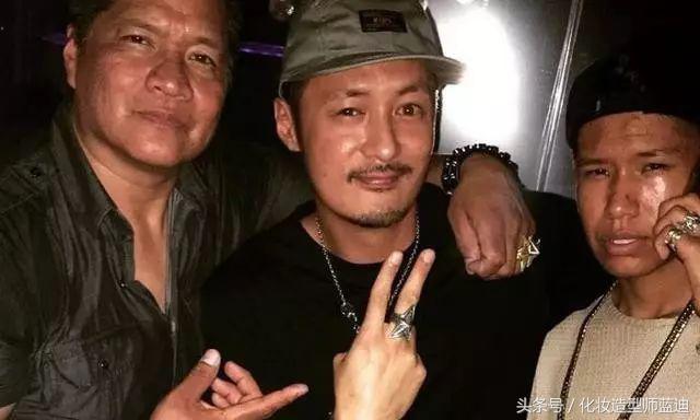 皮肤偏黑的男生怎么穿搭才好看,180皮肤黑的男生怎么搭配