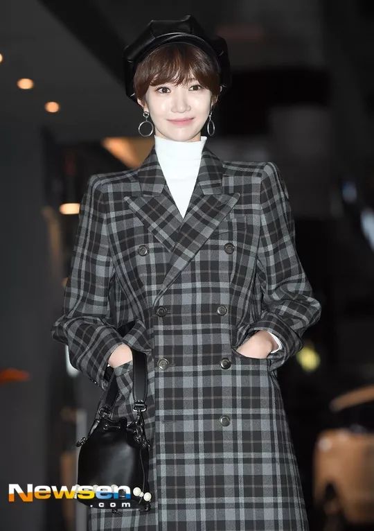 本周TA最潮：西卡全白美翻机场SUZY星空裙养眼素颜也完美