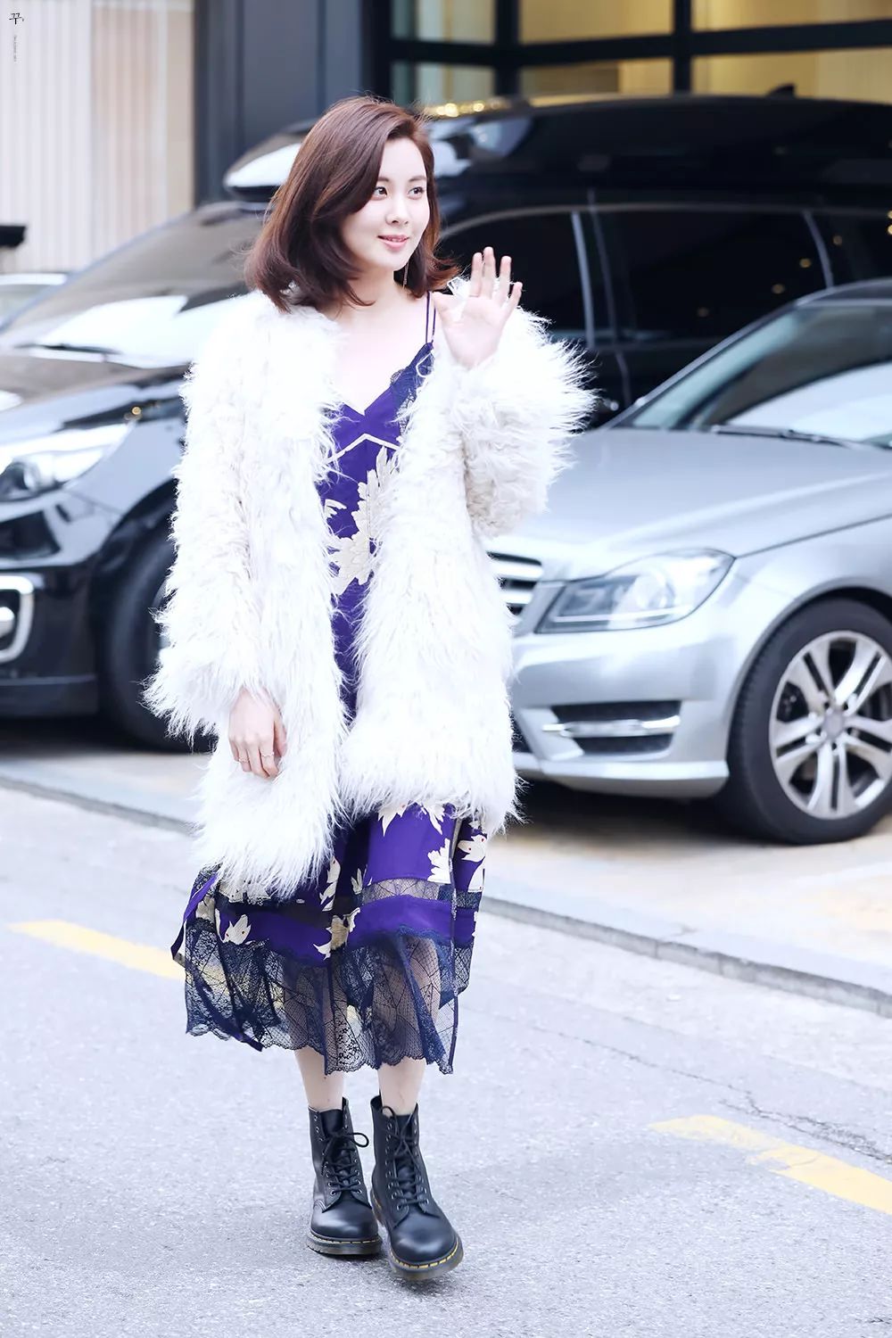 本周TA最潮：西卡全白美翻机场SUZY星空裙养眼素颜也完美