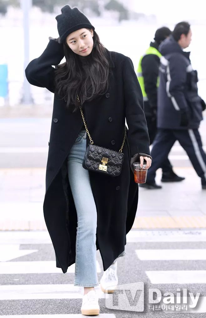 本周TA最潮：西卡全白美翻机场SUZY星空裙养眼素颜也完美