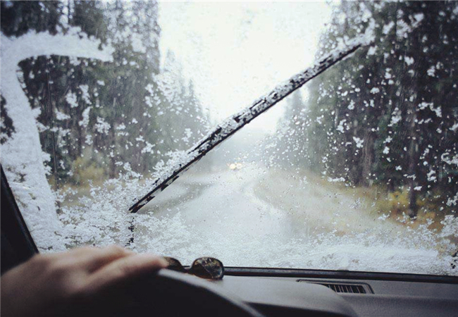 雨刷器冻住了如何快速解冻,雨刷器冻住了不转是怎么回事