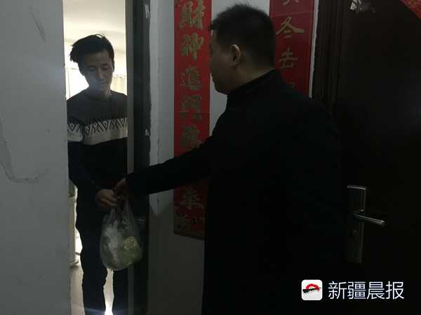 风里雨里大雪里你不愿出门他愿意25岁小伙靠“跑腿”挣钱