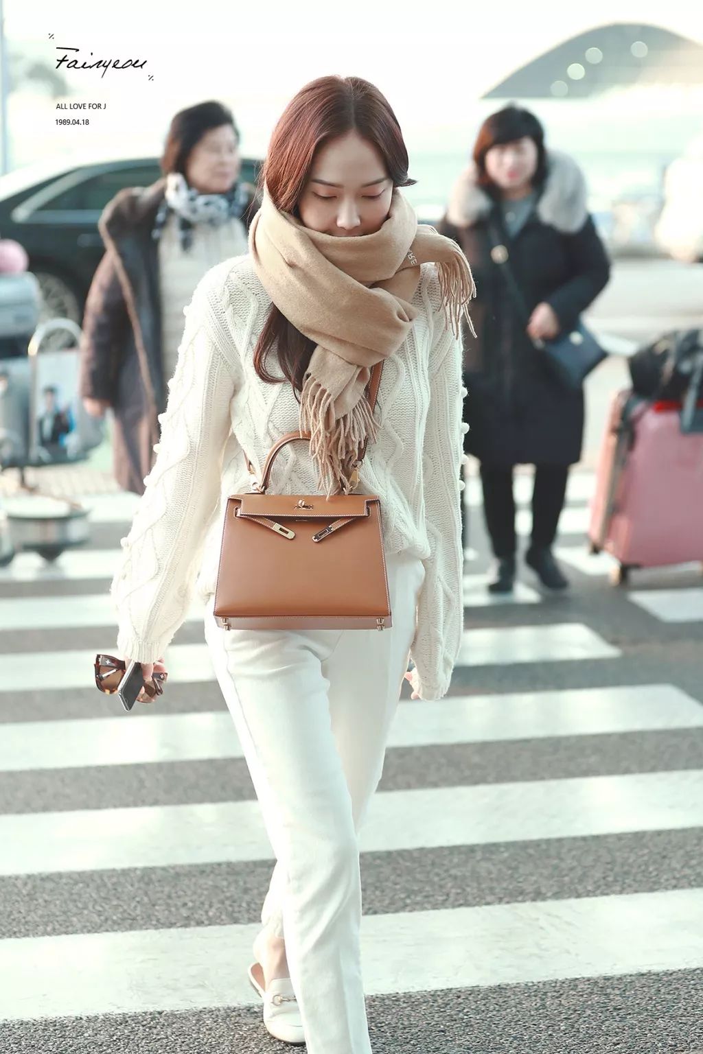 本周TA最潮：西卡全白美翻机场SUZY星空裙养眼素颜也完美