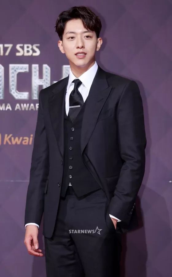 本周TA最潮：西卡全白美翻机场SUZY星空裙养眼素颜也完美