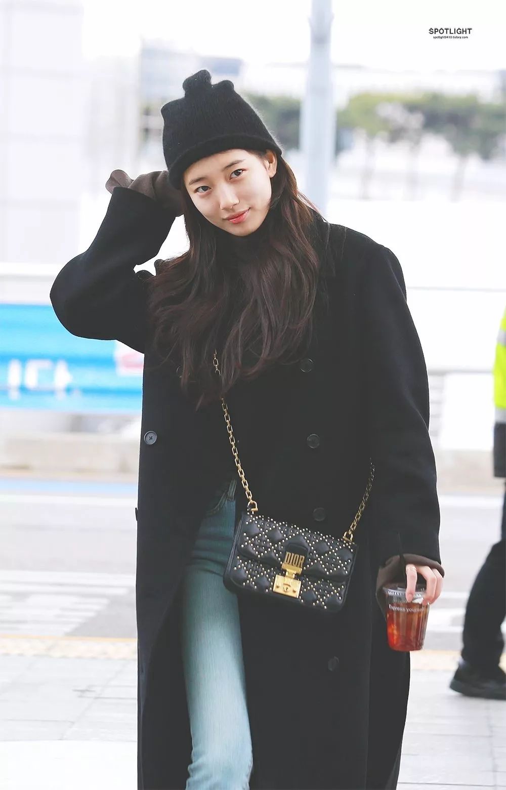 本周TA最潮：西卡全白美翻机场SUZY星空裙养眼素颜也完美