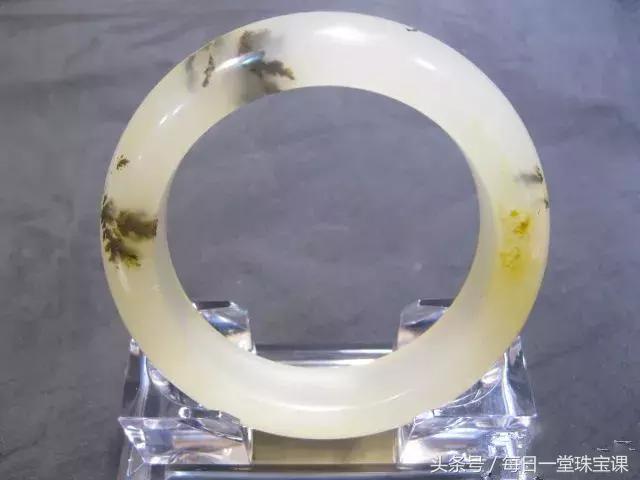 小伙子送丈母娘翡翠手镯,女婿给丈母娘送黄金手镯