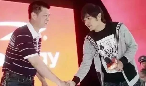 周杰伦代言的德尔惠男鞋,周杰伦代言德尔惠多少钱