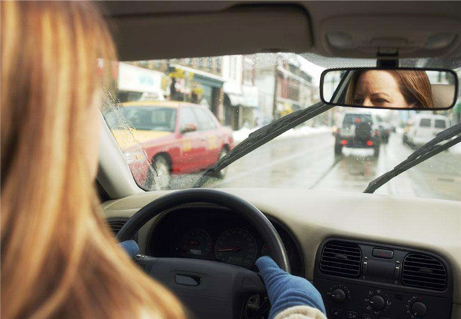 雨刷器冻住了如何快速解冻,雨刷器冻住了不转是怎么回事