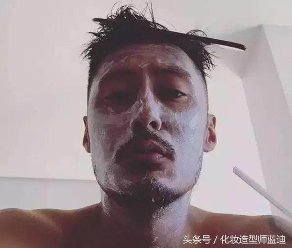 皮肤偏黑的男生怎么穿搭才好看,180皮肤黑的男生怎么搭配