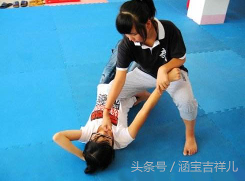 小学女孩被男孩欺负家长教育,4岁女孩被打不还手怎么教育