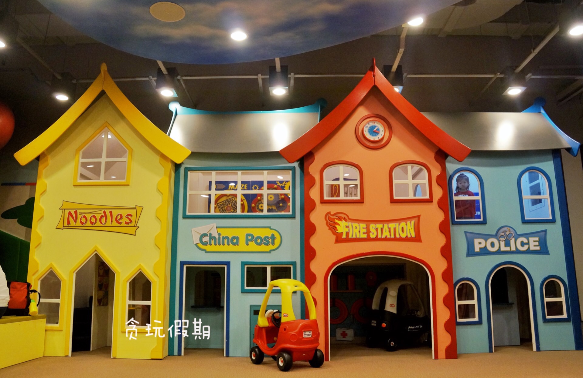 儿童魔鬼大滑梯在哪里 (小孩子玩90度魔鬼滑梯)