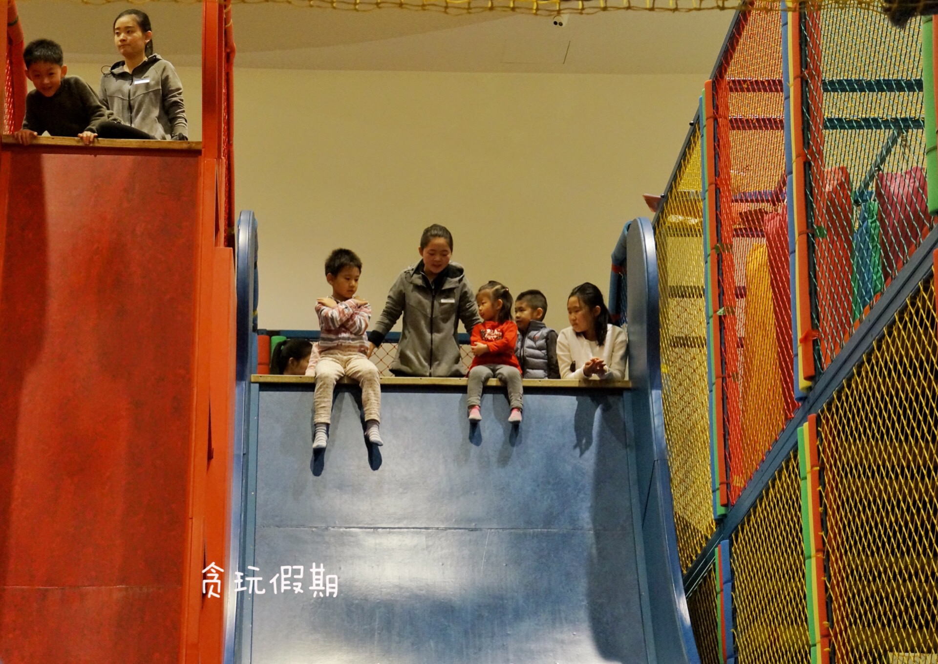 儿童魔鬼大滑梯在哪里 (小孩子玩90度魔鬼滑梯)