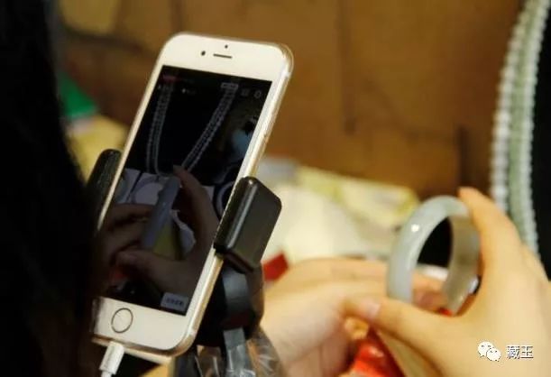 直播黑幕：揭秘月入五万的玉石直播内幕