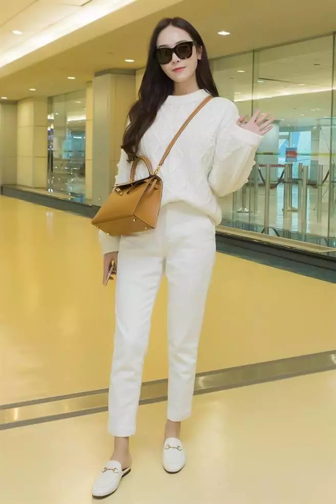 本周TA最潮：西卡全白美翻机场SUZY星空裙养眼素颜也完美